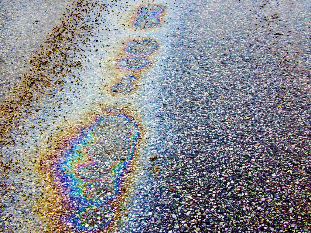 كيف يتم تنظيف بقع الزيت على الطرق؟