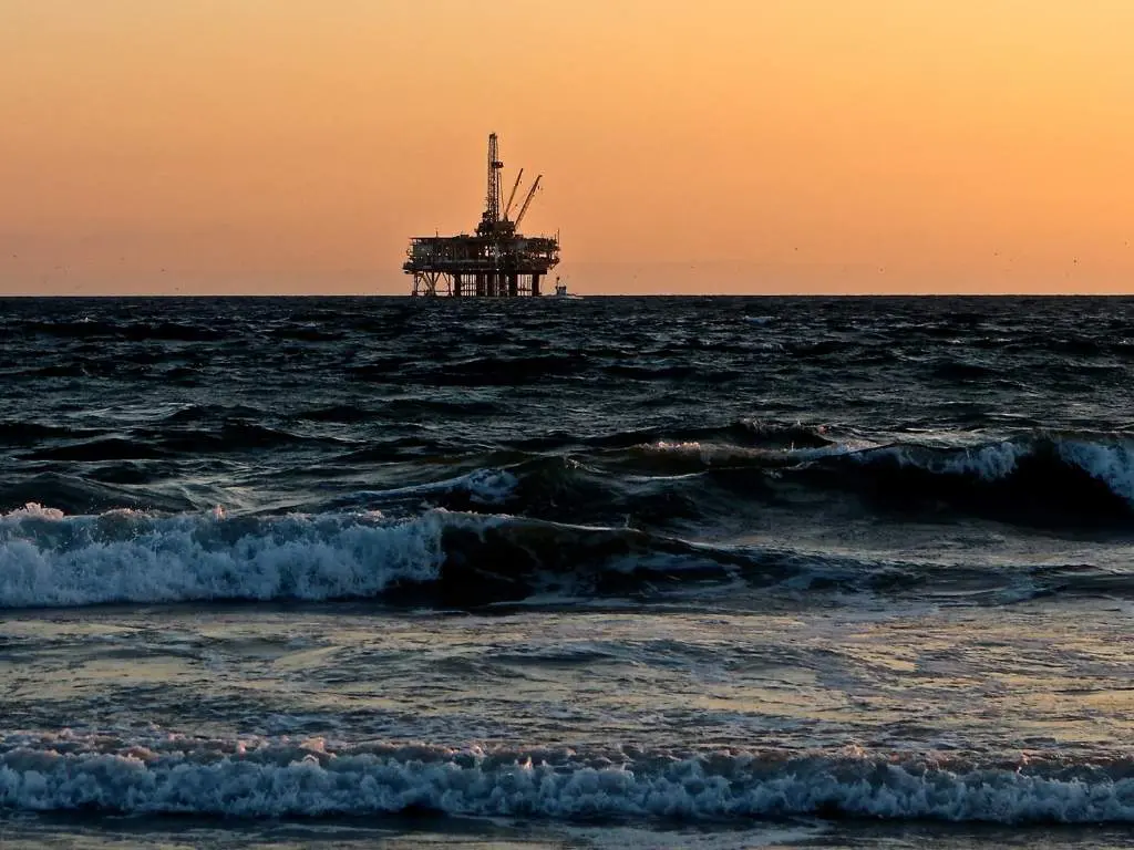 كارثة تسرّب النفط في بحر سيتو الداخلي: مأساة بيئية وحلول مقترحة