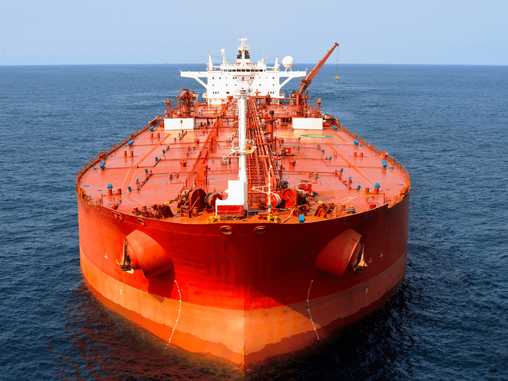 ناقلة أسطول الظل تتسبب في تسرب نفطي في تركيا، مما يثير مخاوف بيئية