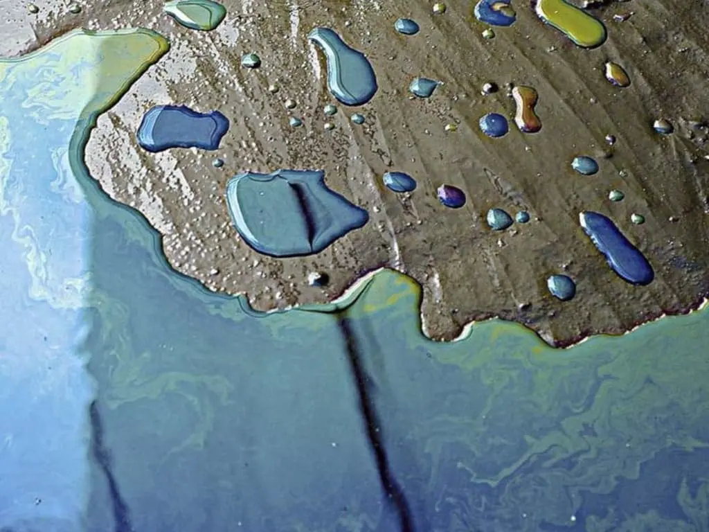 فهم تسرب النفط: أسبابه، عواقبه، وحلوله