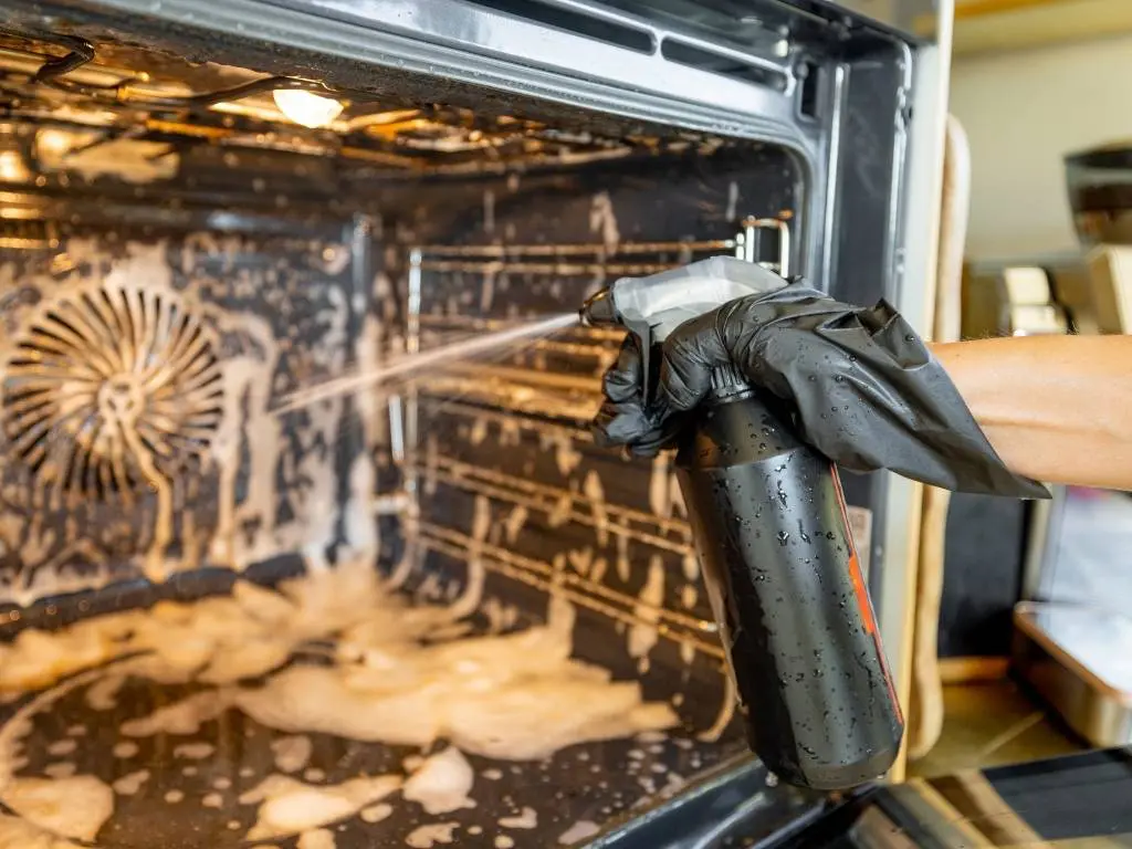 ما هو مزيل الشحوم؟ استكشاف الأنواع، الاستخدامات، والفوائد