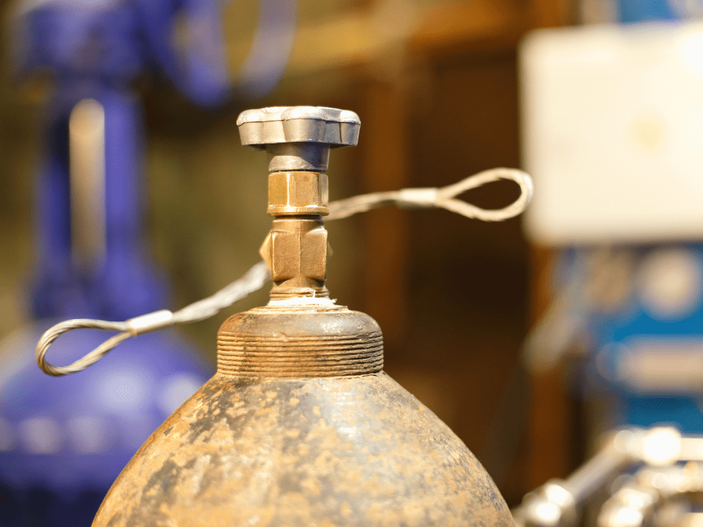 تنظيف خزانات البنزين الصدئة: الدليل الشامل والحلول مع AQUAQUICK 2000