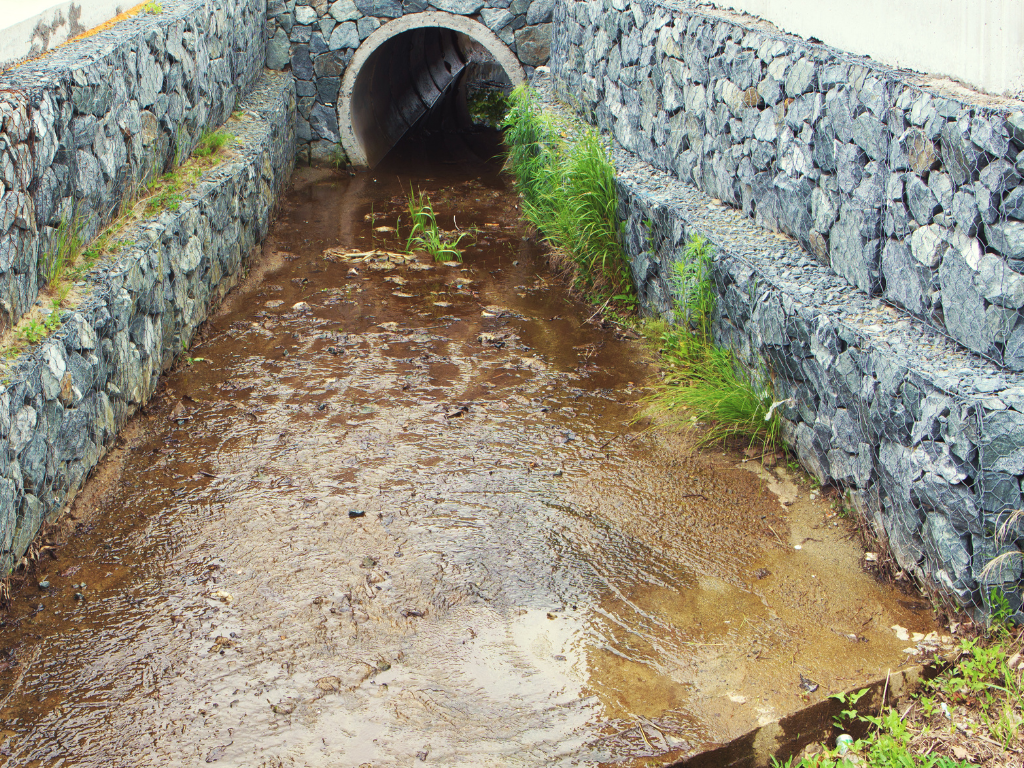 ٥ طرق لتنظيف أنابيب الصرف