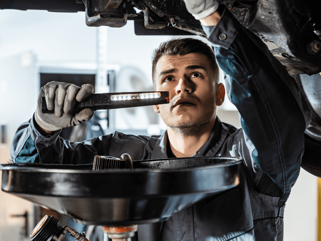 كيفية منع وإصلاح تسرب الزيت في سيارتك