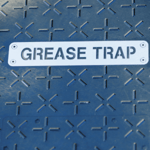 ١٠ حاجات لازم تعرفها عن صيانة مصيدة الدهون في المطبخ