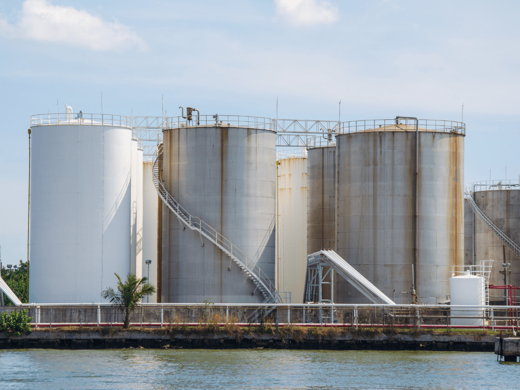 كيفية السيطرة على تسربات النفط باستخدام المشتتات النفطية: المزايا والعيوب