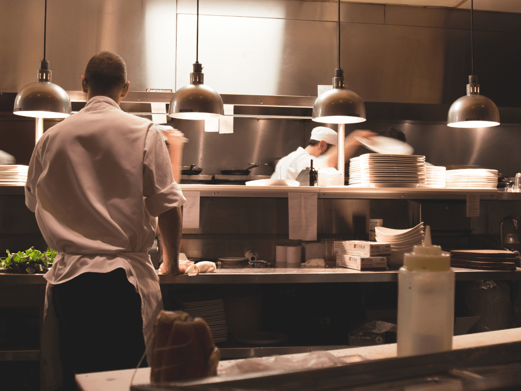 أساسيات فخاخ الدهون: التركيب، التنظيف، والمسؤولية البيئية للمطاعم