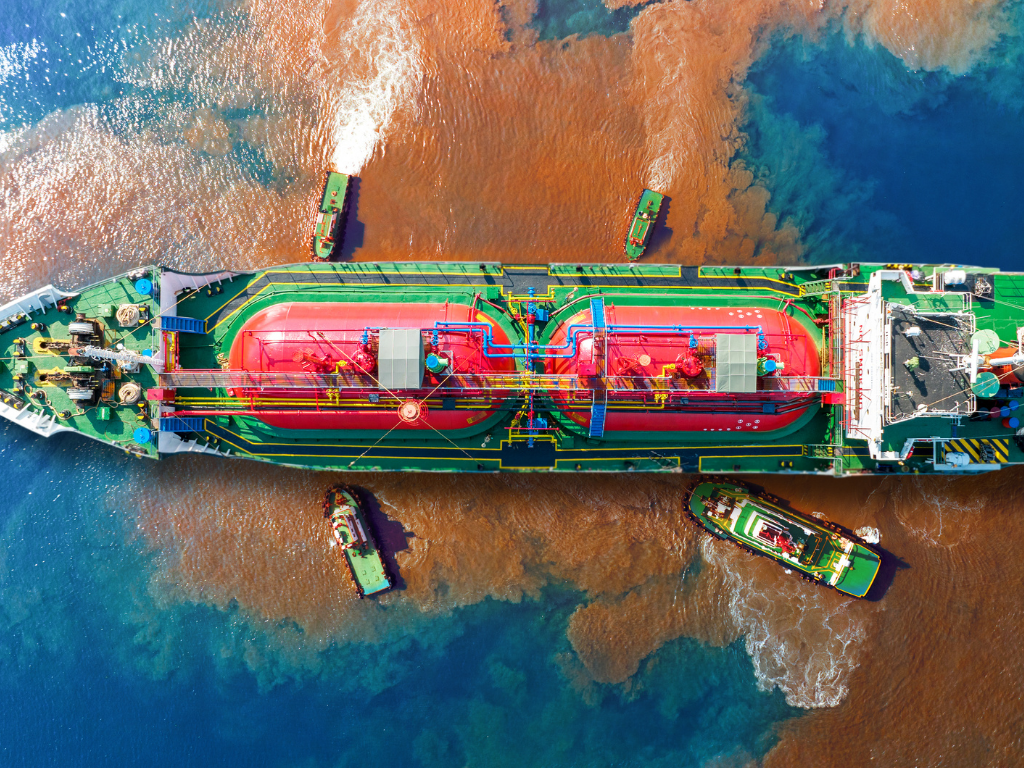 إتقان تنظيف انسكاب النفط: دليل شامل