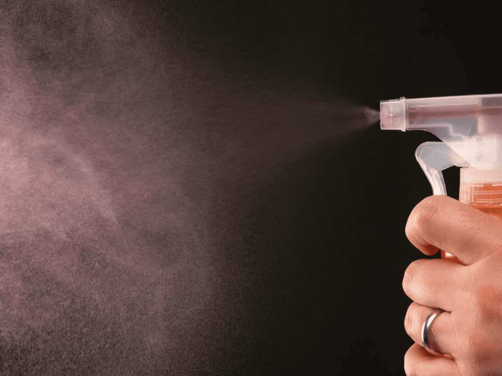 كيفية تنظيف بقع الزيت؟ استراتيجيات فعّالة للمعالجة البيئية