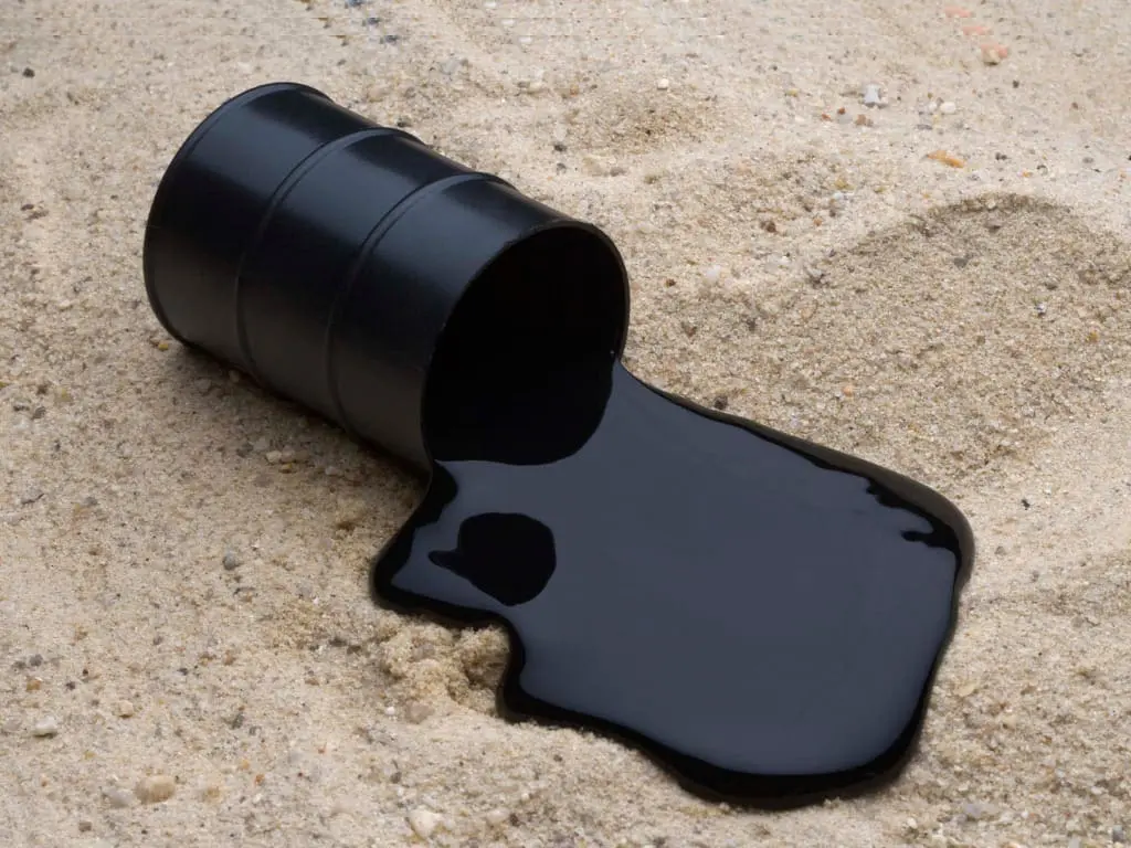 فهم مزايا وعيوب استخدام المشتتات في معالجة بقع النفط