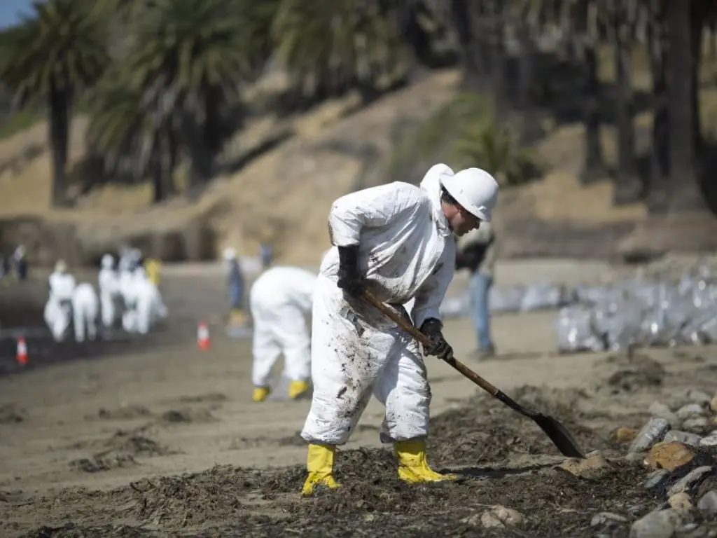 إشراك المجتمعات في تنظيف التسربات النفطية بفعالية: عنصر حيوي لاستعادة