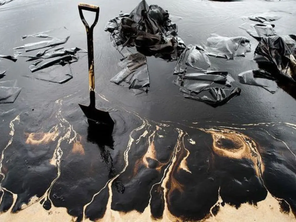 فهم تحلل بقع النفط وحلول AQUAQUICK 2000 الفعّالة