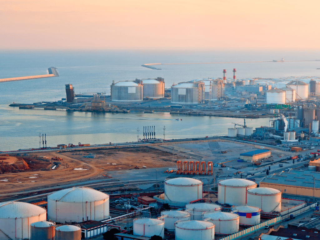 دليل شامل لتنظيف خزانات وقود السفن البحرية