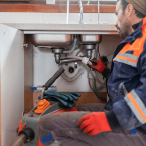 أفضل 10 استخدامات لـ AQUAQUICK 2000 كمشتت لبقع الزيت في التنظيف الصناعي